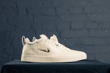 Yeni güzel renkli ve güzel Nike Air Max koşu ayakkabıları, spor ayakkabıları, spor ayakkabıları soyut arka planda bir marka kutusu olan logolar gösteriyor. Spor ve günlük ayakkabı konsepti. Kyiv, Ukrayna-9 Aralık 2017