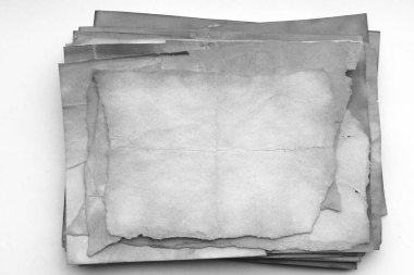 Eski kağıt çarşaf. Toz ve kirli lekelerle dolu boş bir arka plan. Eski ve antika sanat konsepti. Ayrıntılı yakın çekim stüdyo çekimi. Ön manzara. Ayarlanmış