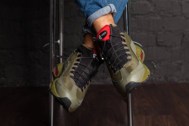 Yeni renkli ve güzel Nike Air Max koşu ayakkabıları, spor ayakkabıları, spor ayakkabıları soyut arka planda bir marka kutusu olan logoyu gösteren ayakkabılar. Spor ve günlük ayakkabı konsepti. Kyiv, Ukrayna-7 Ağustos 2018