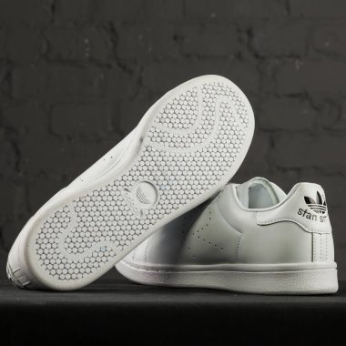 Yeni güzel renkli ve güzel Adidas Runsom koşu ayakkabıları, spor ayakkabıları, spor ayakkabıları soyut arka planda bir marka kutusu olan logoyu gösteriyor. Spor ve günlük ayakkabı konsepti. Kyiv, Ukrayna-8 Kasım 2017