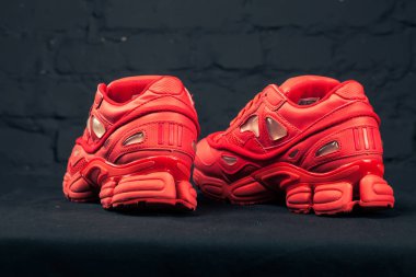 Yeni renkli ve güzel Adidas Iniki koşu ayakkabıları, spor ayakkabıları, spor ayakkabıları, spor ayakkabıları soyut arka planda bir marka kutusu olan logoyu gösteriyor. Spor ve günlük ayakkabı konsepti. Kyiv, Ukrayna-8 Şubat 2018