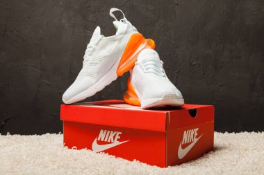 Yeni güzel renkli ve güzel Nike Air Max koşu ayakkabıları, spor ayakkabıları, spor ayakkabıları soyut arka planda bir marka kutusu olan logoyu gösteriyor. Spor ve günlük ayakkabı konsepti. Kyiv, Ukrayna-21 Ağustos 2018