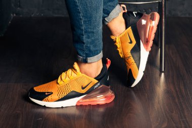Yeni güzel renkli ve güzel Nike Air Max koşu ayakkabıları, spor ayakkabıları, spor ayakkabıları soyut arka planda bir marka kutusu olan logoyu gösteriyor. Spor ve günlük ayakkabı konsepti. Kyiv, Ukrayna-26 Ağustos 2018