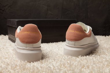 Yeni renkli ve güzel Adidas Mcqueen koşu ayakkabıları, spor ayakkabıları, spor ayakkabıları, spor ayakkabıları soyut arka planda bir marka kutusu olan logoyu gösteriyor. Spor ve günlük ayakkabı konsepti. Kyiv, Ukrayna-22 Nisan 2018