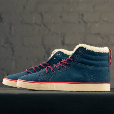 Yeni güzel renkli ve güzel Adidas Runsom koşu ayakkabıları, spor ayakkabıları, spor ayakkabıları soyut arka planda bir marka kutusu olan logoyu gösteriyor. Spor ve günlük ayakkabı konsepti. Kyiv, Ukrayna-8 Kasım 2017