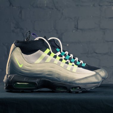 Yeni güzel renkli ve güzel Nike Air Max koşu ayakkabıları, spor ayakkabıları, spor ayakkabıları soyut arka planda bir marka kutusu olan logolar gösteriyor. Spor ve günlük ayakkabı konsepti. Kyiv, Ukrayna-9 Aralık 2017