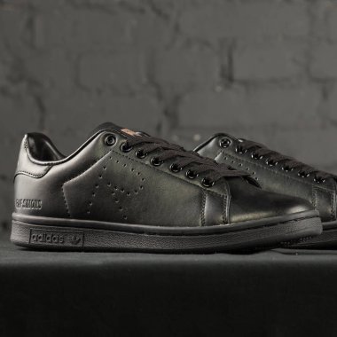 Yeni güzel renkli ve güzel Adidas Runsom koşu ayakkabıları, spor ayakkabıları, spor ayakkabıları soyut arka planda bir marka kutusu olan logoyu gösteriyor. Spor ve günlük ayakkabı konsepti. Kyiv, Ukrayna-8 Kasım 2017