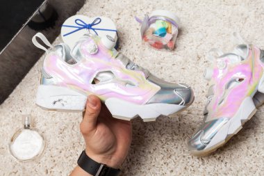 Yeni renkli ve güzel Reebok Instapump koşu ayakkabıları, spor ayakkabıları, spor ayakkabıları, spor ayakkabıları soyut arkaplanda marka kutusu olan logoyu gösteriyor. Spor ve günlük ayakkabı konsepti. Kyiv, Ukrayna-4 Nisan 2018