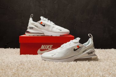 Yeni güzel renkli ve güzel Nike Air Max koşu ayakkabıları, spor ayakkabıları, spor ayakkabıları soyut arka planda bir marka kutusu olan logoyu gösteriyor. Spor ve günlük ayakkabı konsepti. Kyiv, Ukrayna-23 Ağustos 2018
