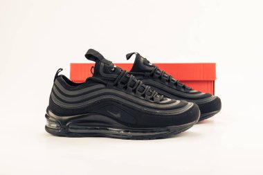 Yeni güzel renkli ve güzel Nike Air Max koşu ayakkabıları, spor ayakkabıları, spor ayakkabıları soyut arka planda bir marka kutusu olan logoyu gösteriyor. Spor ve günlük ayakkabı konsepti. Kyiv, Ukrayna - 2 Şubat 2018