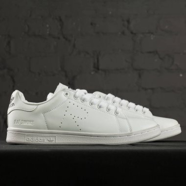 Yeni güzel renkli ve güzel Adidas Runsom koşu ayakkabıları, spor ayakkabıları, spor ayakkabıları soyut arka planda bir marka kutusu olan logoyu gösteriyor. Spor ve günlük ayakkabı konsepti. Kyiv, Ukrayna-8 Kasım 2017