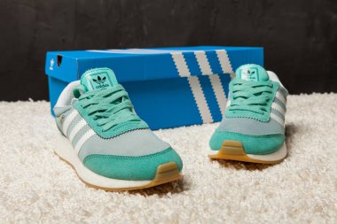 Yeni renkli ve güzel Nike Air Max koşu ayakkabıları, spor ayakkabıları, spor ayakkabıları soyut arka planda bir marka kutusu olan logoyu gösteren ayakkabılar. Spor ve günlük ayakkabı konsepti. Kyiv, Ukrayna-11 Nisan 2018