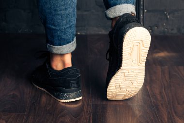 Yeni renkli ve güzel Asics koşu ayakkabıları, spor ayakkabıları, soyut arka planda bir marka kutusu olan logoyu gösteren spor ayakkabıları. Spor ve günlük ayakkabı konsepti. Kyiv, Ukrayna-7 Ağustos 2018