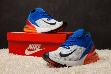 Yeni renkli ve güzel Nike Air Max koşu ayakkabıları, spor ayakkabıları, spor ayakkabıları soyut arka planda bir marka kutusu olan logoyu gösteren ayakkabılar. Spor ve günlük ayakkabı konsepti. Kyiv, Ukrayna-28 Nisan 2018