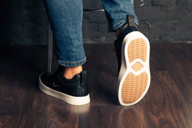 Yeni güzel renkli ve güzel Nike Air Max koşu ayakkabıları, spor ayakkabıları, spor ayakkabıları soyut arka planda bir marka kutusu olan logoyu gösteriyor. Spor ve günlük ayakkabı konsepti. Kyiv, Ukrayna-23 Ağustos 2018