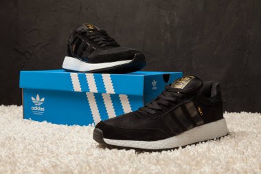 Yeni renkli ve güzel Adidas Iniki koşu ayakkabıları, spor ayakkabıları, spor ayakkabıları, soyut arka planda bir marka kutusu olan logoyu gösteren spor ayakkabıları. Spor ve günlük ayakkabı konsepti. Kyiv, Ukrayna - 5 Mayıs 2018