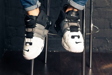 Yeni renkli ve güzel Nike Air Max koşu ayakkabıları, spor ayakkabıları, spor ayakkabıları soyut arka planda bir marka kutusu olan logoyu gösteren ayakkabılar. Spor ve günlük ayakkabı konsepti. Kyiv, Ukrayna-7 Ağustos 2018