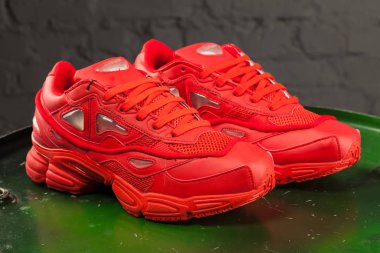 Yeni güzel renkli ve güzel Adidas koşu ayakkabıları, spor ayakkabıları, spor ayakkabıları soyut arka planda bir marka kutusu olan logo gösteriyor. Spor ve günlük ayakkabı konsepti. Kyiv, Ukrayna - 20 Ekim 2017