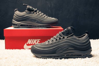 Yeni güzel renkli ve güzel Nike Air Max koşu ayakkabıları, spor ayakkabıları, spor ayakkabıları soyut arka planda bir marka kutusu olan logoyu gösteriyor. Spor ve günlük ayakkabı konsepti. Kyiv, Ukrayna-1 Mart 2018