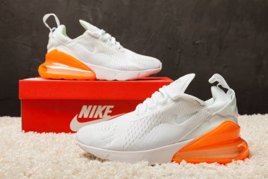 Yeni güzel renkli ve güzel Nike Air Max koşu ayakkabıları, spor ayakkabıları, spor ayakkabıları soyut arka planda bir marka kutusu olan logoyu gösteriyor. Spor ve günlük ayakkabı konsepti. Kyiv, Ukrayna-21 Ağustos 2018