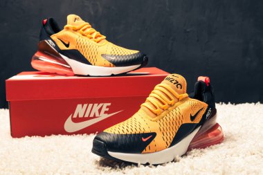 Yeni güzel renkli ve güzel Nike Air Max koşu ayakkabıları, spor ayakkabıları, spor ayakkabıları soyut arka planda bir marka kutusu olan logoyu gösteriyor. Spor ve günlük ayakkabı konsepti. Kyiv, Ukrayna - 30 Mart 2018
