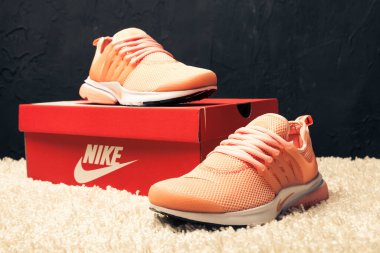 Yeni renkli ve güzel Nike Air Max koşu ayakkabıları, spor ayakkabıları, spor ayakkabıları soyut arka planda bir marka kutusu olan logoyu gösteren ayakkabılar. Spor ve günlük ayakkabı konsepti. Kyiv, Ukrayna-22 Nisan 2018