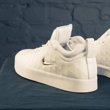 Yeni güzel renkli ve güzel Nike Air Max koşu ayakkabıları, spor ayakkabıları, spor ayakkabıları soyut arka planda bir marka kutusu olan logolar gösteriyor. Spor ve günlük ayakkabı konsepti. Kyiv, Ukrayna-9 Aralık 2017