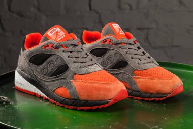 Yeni güzel renkli ve güzel sosisli koşu ayakkabıları, spor ayakkabıları, spor ayakkabıları soyut arka planda bir marka kutusu olan logolar gösteriyor. Spor ve günlük ayakkabı konsepti. Kyiv, Ukrayna - 20 Ekim 2017