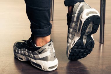 Yeni güzel renkli ve güzel Nike Air Max koşu ayakkabıları, spor ayakkabıları, spor ayakkabıları soyut arka planda bir marka kutusu olan logolar gösteriyor. Spor ve günlük ayakkabı konsepti. Kyiv, Ukrayna - 13 Eylül 2018