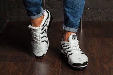 Yeni güzel renkli ve güzel Nike Air Max koşu ayakkabıları, spor ayakkabıları, spor ayakkabıları soyut arka planda bir marka kutusu olan logoyu gösteriyor. Spor ve günlük ayakkabı konsepti. Kyiv, Ukrayna-23 Ağustos 2018