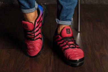 Yeni güzel renkli ve güzel Nike Air Max koşu ayakkabıları, spor ayakkabıları, spor ayakkabıları soyut arka planda bir marka kutusu olan logoyu gösteriyor. Spor ve günlük ayakkabı konsepti. Kyiv, Ukrayna-26 Ağustos 2018