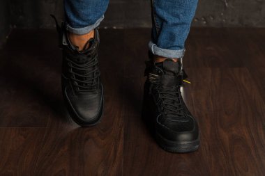 Yeni güzel renkli ve güzel Nike Air Max koşu ayakkabıları, spor ayakkabıları, spor ayakkabıları soyut arka planda bir marka kutusu olan logoyu gösteriyor. Spor ve günlük ayakkabı konsepti. Kyiv, Ukrayna-26 Ağustos 2018