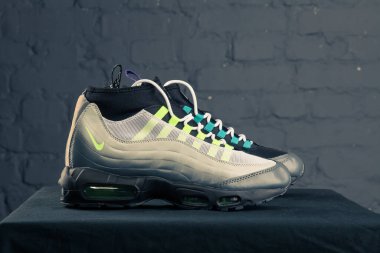 Yeni güzel renkli ve güzel Nike Air Max koşu ayakkabıları, spor ayakkabıları, spor ayakkabıları soyut arka planda bir marka kutusu olan logolar gösteriyor. Spor ve günlük ayakkabı konsepti. Kyiv, Ukrayna-9 Aralık 2017