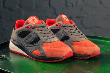 Yeni güzel renkli ve güzel sosisli koşu ayakkabıları, spor ayakkabıları, spor ayakkabıları soyut arka planda bir marka kutusu olan logolar gösteriyor. Spor ve günlük ayakkabı konsepti. Kyiv, Ukrayna - 20 Ekim 2017