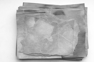 Eski kağıt çarşaf. Toz ve kirli lekelerle dolu boş bir arka plan. Eski ve antika sanat konsepti. Ayrıntılı yakın çekim stüdyo çekimi. Ön manzara. Ayarlanmış