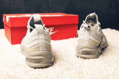 Yeni renkli ve güzel Nike Air Max koşu ayakkabıları, spor ayakkabıları, spor ayakkabıları, spor ayakkabıları soyut arka planda marka kutusu olan logoyu gösteriyor. Spor ve günlük ayakkabı konsepti. Kyiv, Ukrayna - 23 Şubat 2018