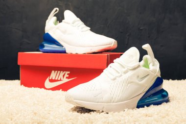 Yeni güzel renkli ve güzel Nike Air Max koşu ayakkabıları, spor ayakkabıları, spor ayakkabıları soyut arka planda bir marka kutusu olan logoyu gösteriyor. Spor ve günlük ayakkabı konsepti. Kyiv, Ukrayna-21 Ağustos 2018
