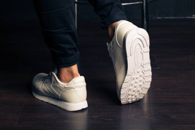 Yeni renkli ve güzel Reebok koşu ayakkabıları, spor ayakkabıları, spor ayakkabıları soyut arka planda bir marka kutusu olan logolar gösteriyor. Spor ve günlük ayakkabı konsepti. Kyiv, Ukrayna - 14 Eylül 2018