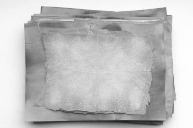 Eski kağıt çarşaf. Toz ve kirli lekelerle dolu boş bir arka plan. Eski ve antika sanat konsepti. Ayrıntılı yakın çekim stüdyo çekimi. Ön manzara. Ayarlanmış