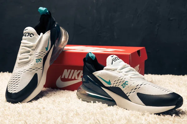 Gyönyörű Színes Szép Nike Air Max Futócipő Tornacipő Tréner Mutatja — Stock Fotó