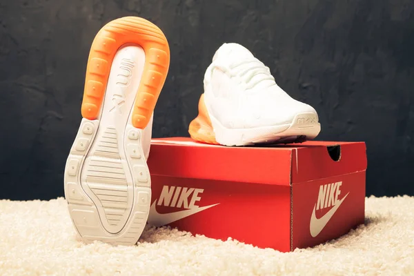Nouveau Beau Coloré Agréable Chaussures Course Nike Air Max Baskets — Photo