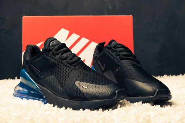 Yeni renkli ve güzel Nike Air Max koşu ayakkabıları, spor ayakkabıları, spor ayakkabıları soyut arka planda bir marka kutusu olan logoyu gösteren ayakkabılar. Spor ve günlük ayakkabı konsepti. Kyiv, Ukrayna - 21 Mayıs 2018