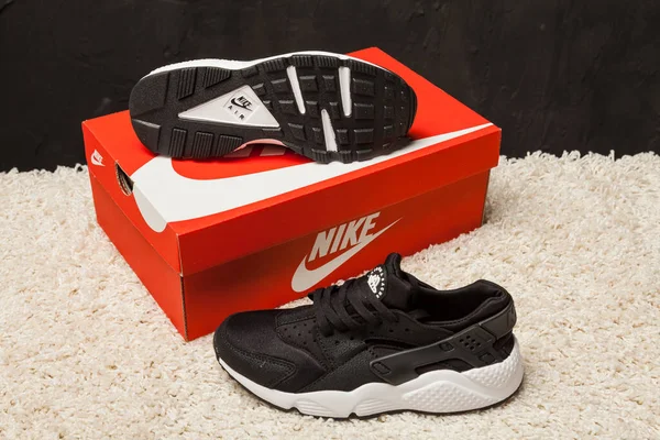 Nya Vackra Färgglada Och Trevliga Nike Air Huarache Löparskor Sneakers — Stockfoto