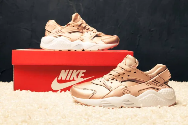 Nya Vackra Färgglada Och Trevliga Nike Air Huarache Löparskor Sneakers — Stockfoto