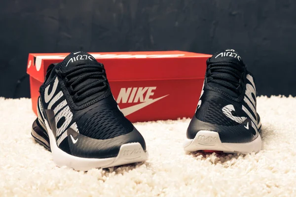 Yeni Güzel Renkli Güzel Nike Air Max Koşu Ayakkabıları Spor — Stok fotoğraf