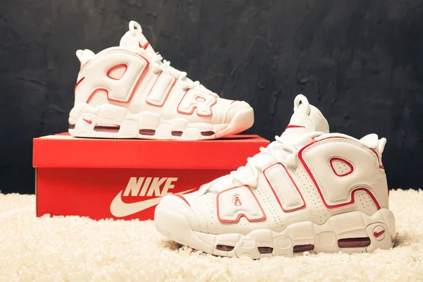 Gyönyörű Színes Szép Nike Air Max Futócipő Tornacipő Tréner Mutatja — Stock Fotó