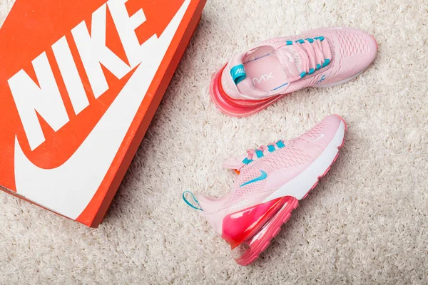 Gyönyörű Színes Szép Nike Air Max Futócipő Tornacipő Tréner Mutatja — Stock Fotó