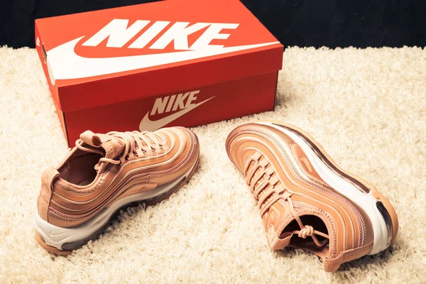 Yeni Renkli Güzel Nike Air Max Koşu Ayakkabıları Spor Ayakkabıları — Stok fotoğraf