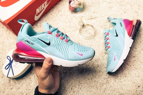 Yeni Güzel Renkli Güzel Nike Air Max Koşu Ayakkabıları Spor — Stok fotoğraf