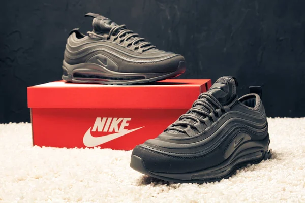 Yeni Güzel Renkli Güzel Nike Air Max Koşu Ayakkabıları Spor — Stok fotoğraf